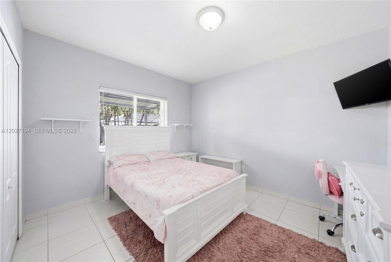 8883 NW 176th St, Hialeah, FL 33018 Photo