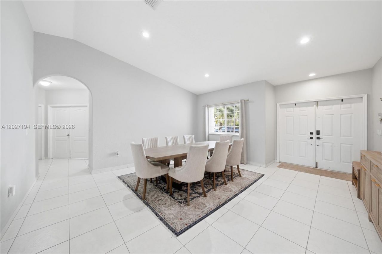 8883 NW 176th St, Hialeah, FL 33018 Photo