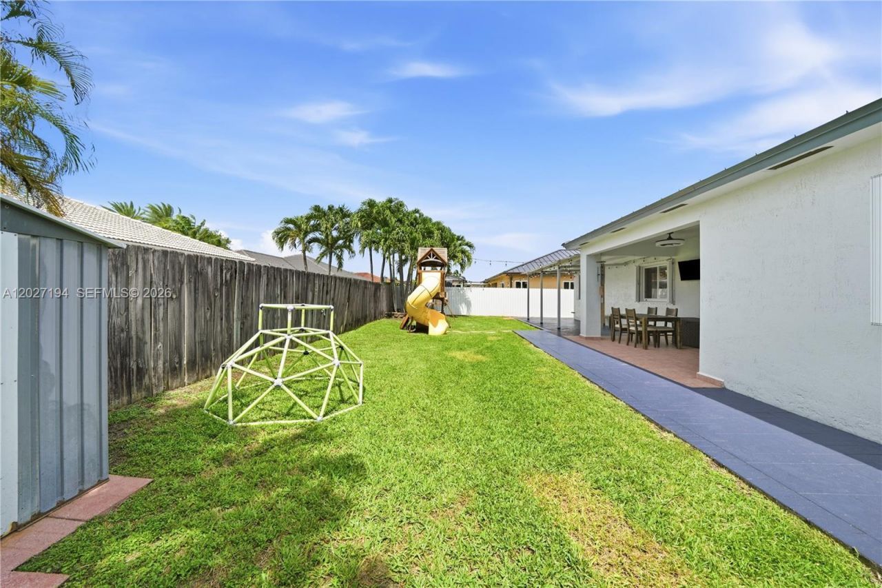 8883 NW 176th St, Hialeah, FL 33018 Photo