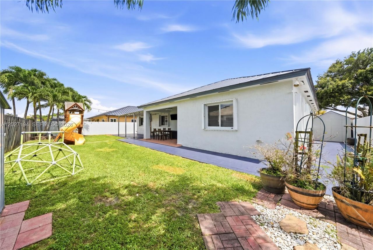8883 NW 176th St, Hialeah, FL 33018 Photo