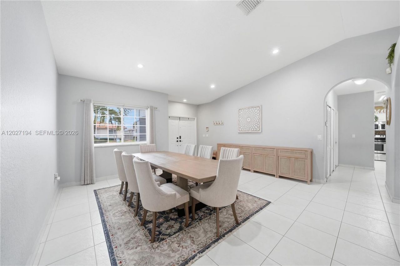 8883 NW 176th St, Hialeah, FL 33018 Photo