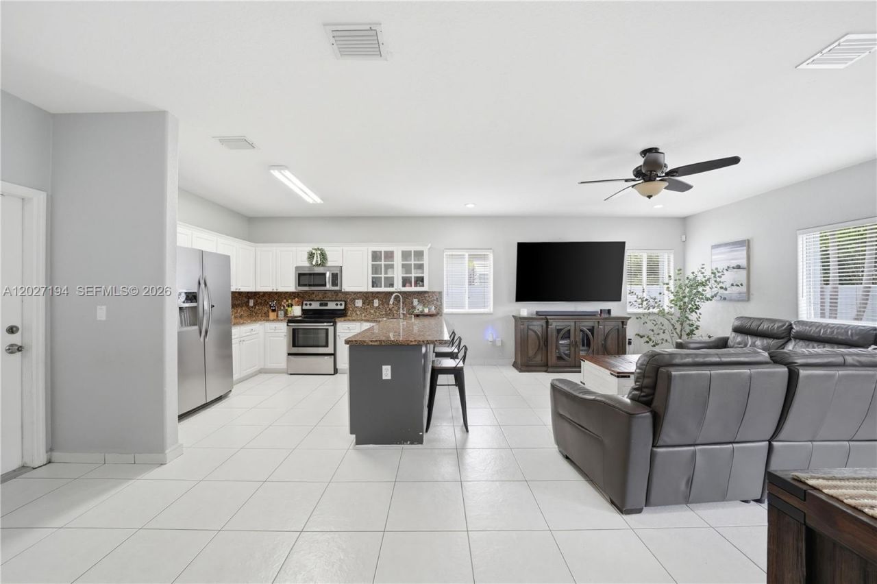 8883 NW 176th St, Hialeah, FL 33018 Photo