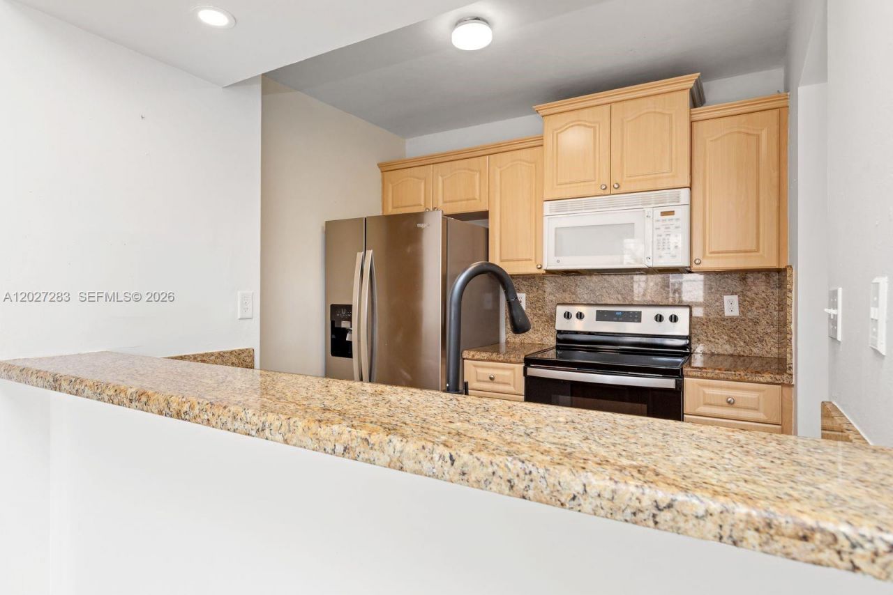 6995 NW 186th St, Unit E202, Hialeah, FL 33015 Photo