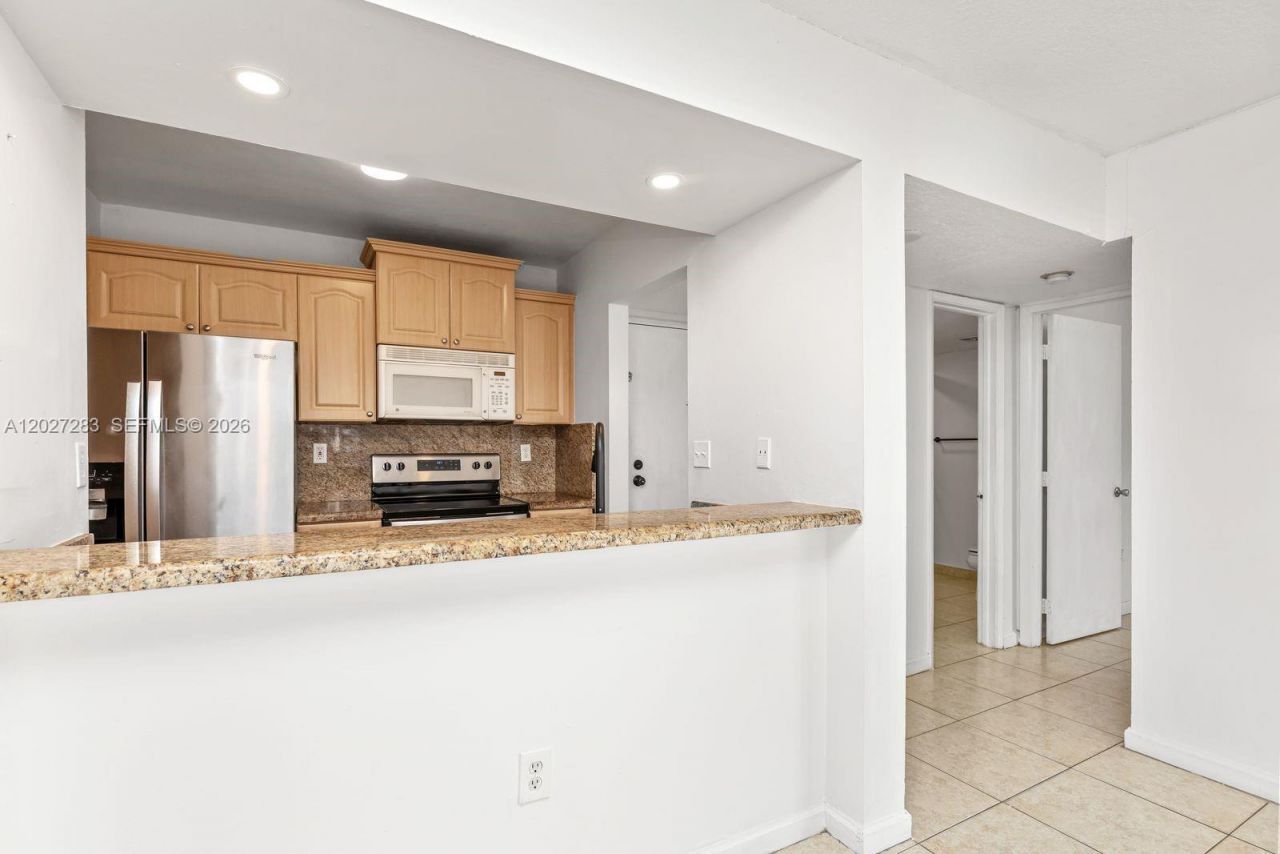 6995 NW 186th St, Unit E202, Hialeah, FL 33015 Photo