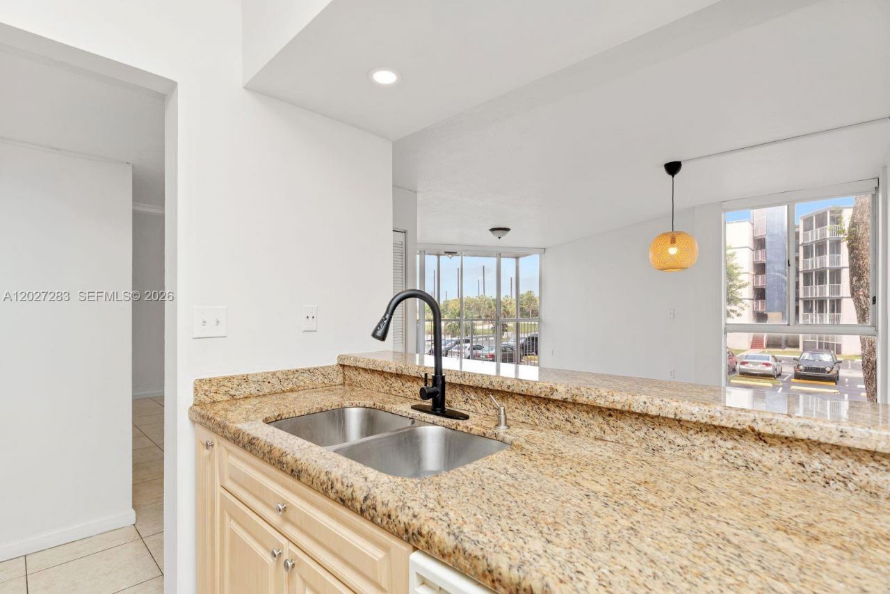 6995 NW 186th St, Unit E202, Hialeah, FL 33015 Photo