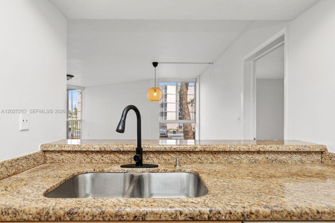6995 NW 186th St, Unit E202, Hialeah, FL 33015 Photo