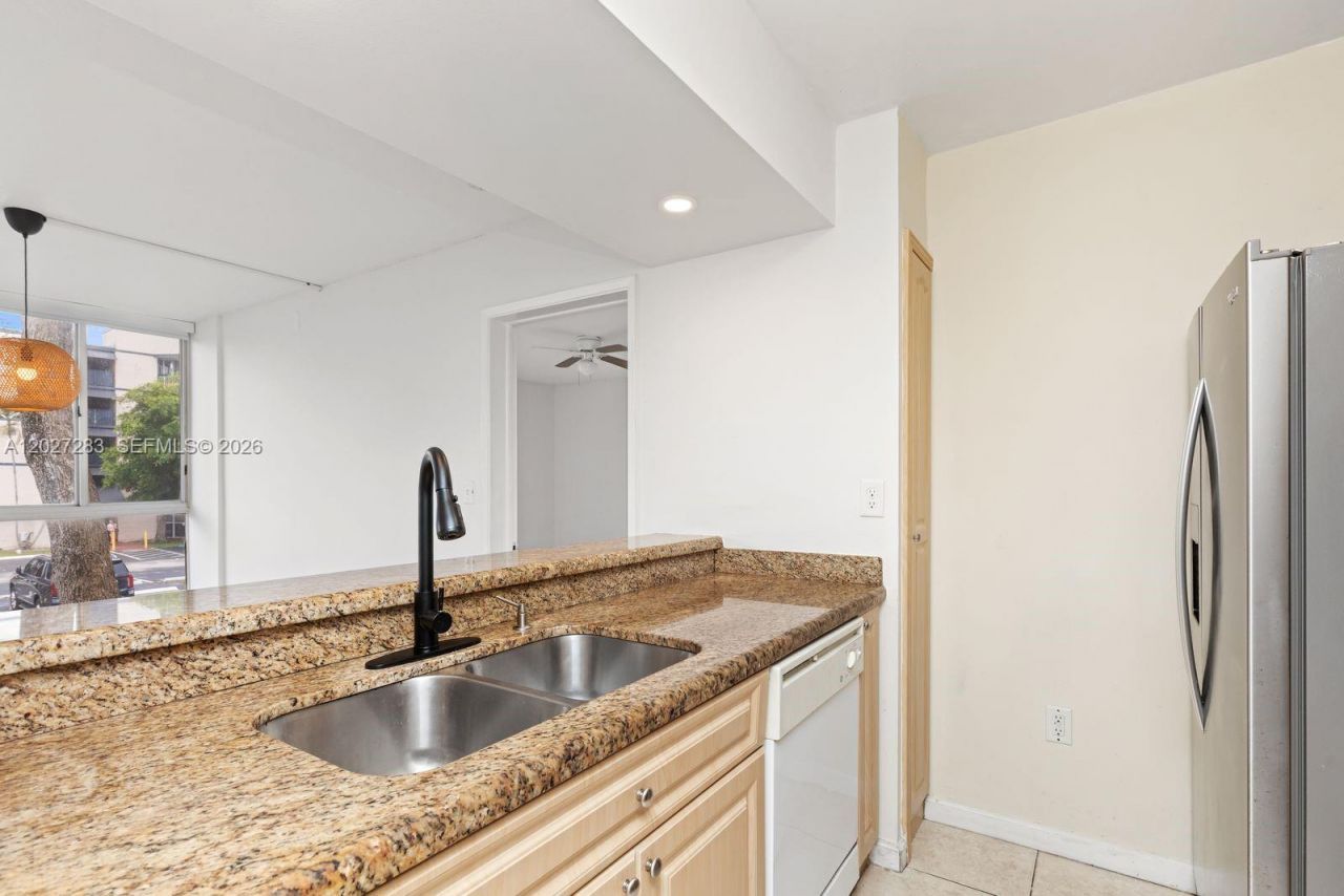 6995 NW 186th St, Unit E202, Hialeah, FL 33015 Photo