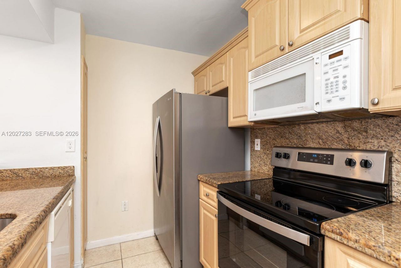 6995 NW 186th St, Unit E202, Hialeah, FL 33015 Photo
