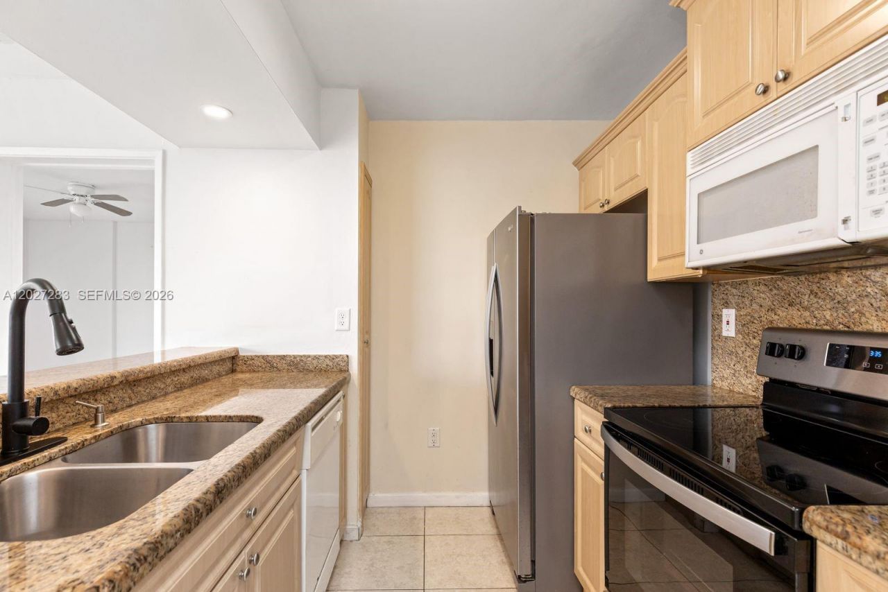 6995 NW 186th St, Unit E202, Hialeah, FL 33015 Photo