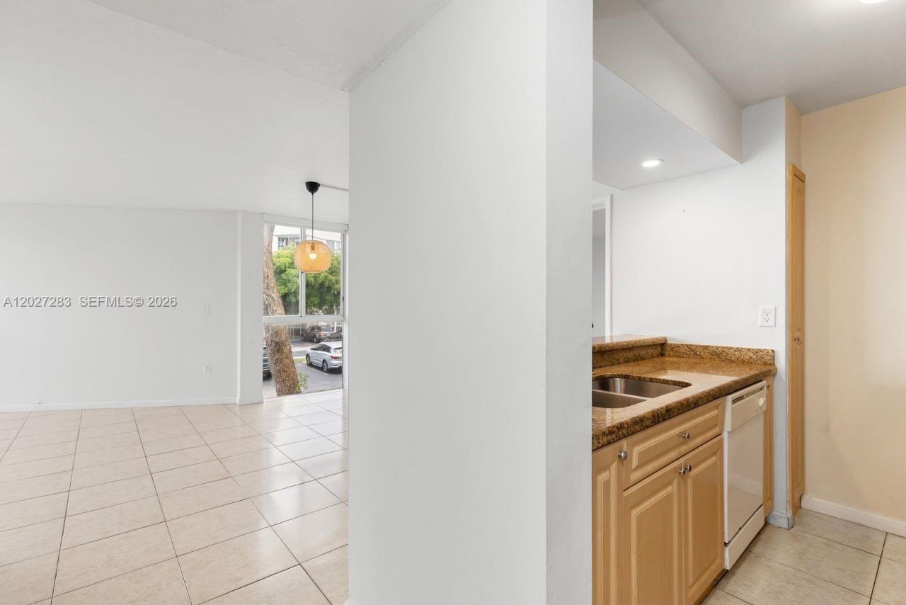 6995 NW 186th St, Unit E202, Hialeah, FL 33015 Photo