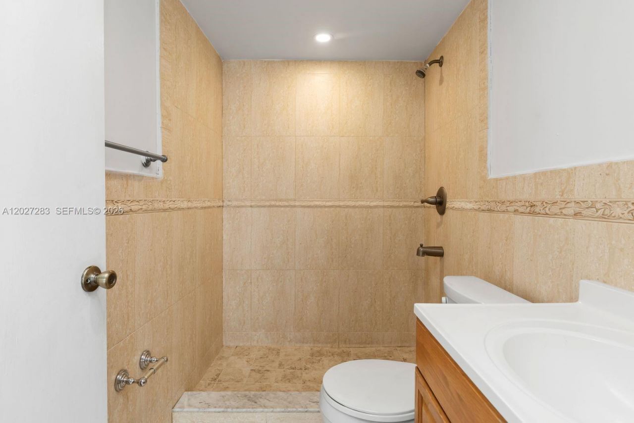 6995 NW 186th St, Unit E202, Hialeah, FL 33015 Photo
