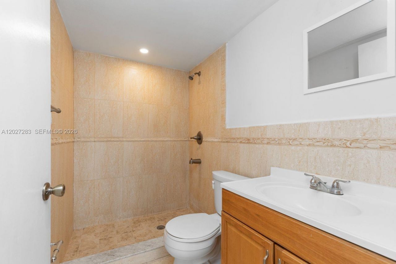 6995 NW 186th St, Unit E202, Hialeah, FL 33015 Photo