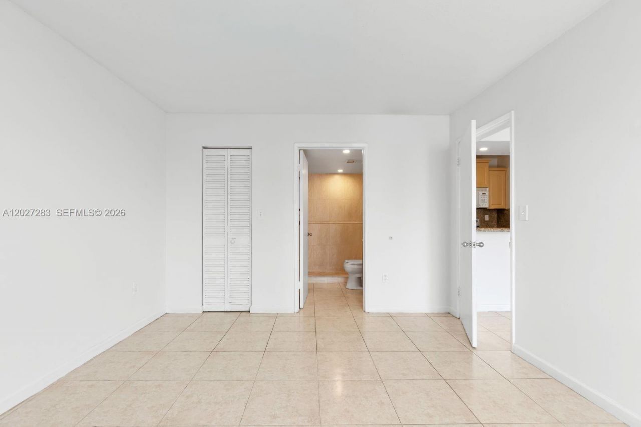 6995 NW 186th St, Unit E202, Hialeah, FL 33015 Photo