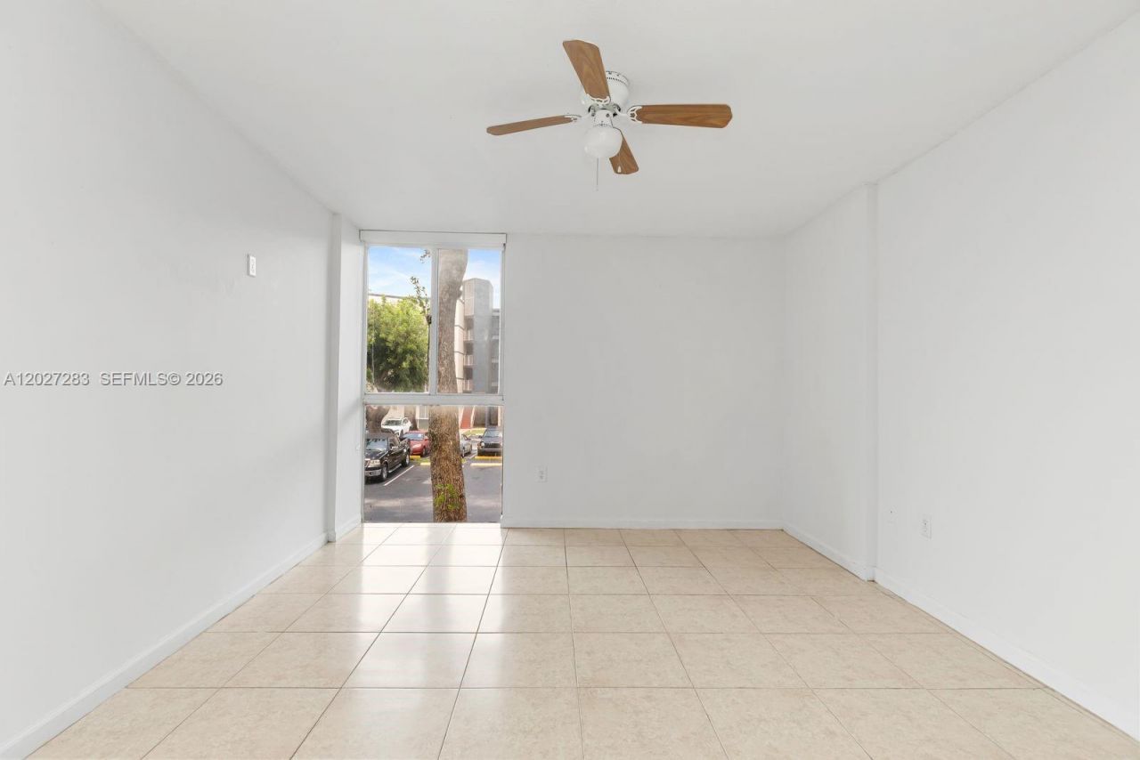 6995 NW 186th St, Unit E202, Hialeah, FL 33015 Photo