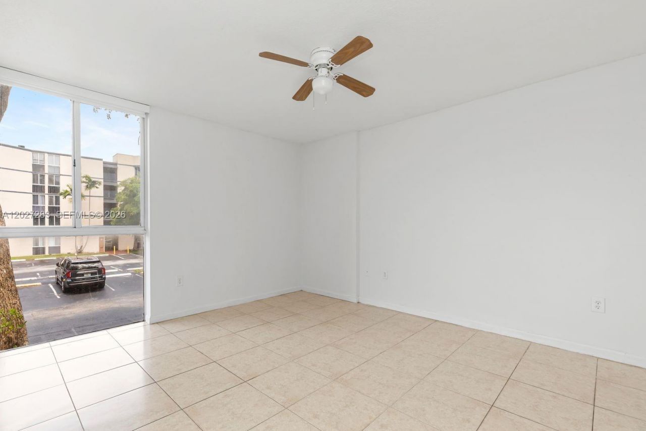 6995 NW 186th St, Unit E202, Hialeah, FL 33015 Photo