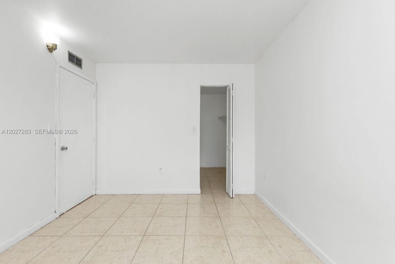 6995 NW 186th St, Unit E202, Hialeah, FL 33015 Photo