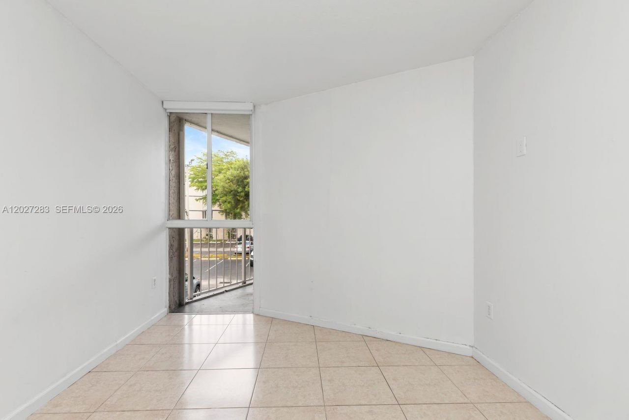 6995 NW 186th St, Unit E202, Hialeah, FL 33015 Photo