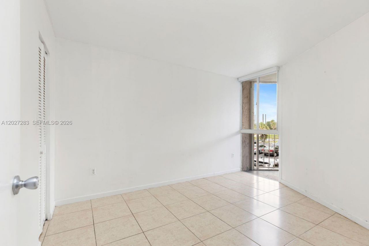 6995 NW 186th St, Unit E202, Hialeah, FL 33015 Photo