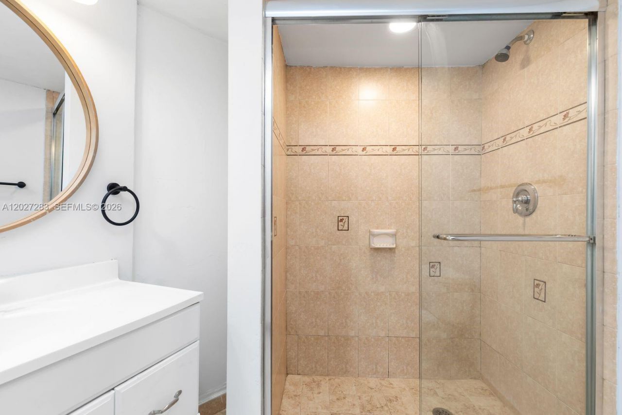 6995 NW 186th St, Unit E202, Hialeah, FL 33015 Photo