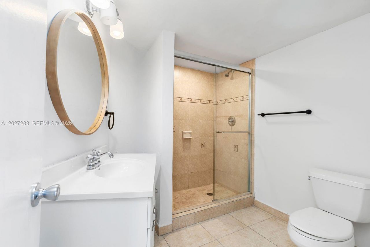 6995 NW 186th St, Unit E202, Hialeah, FL 33015 Photo