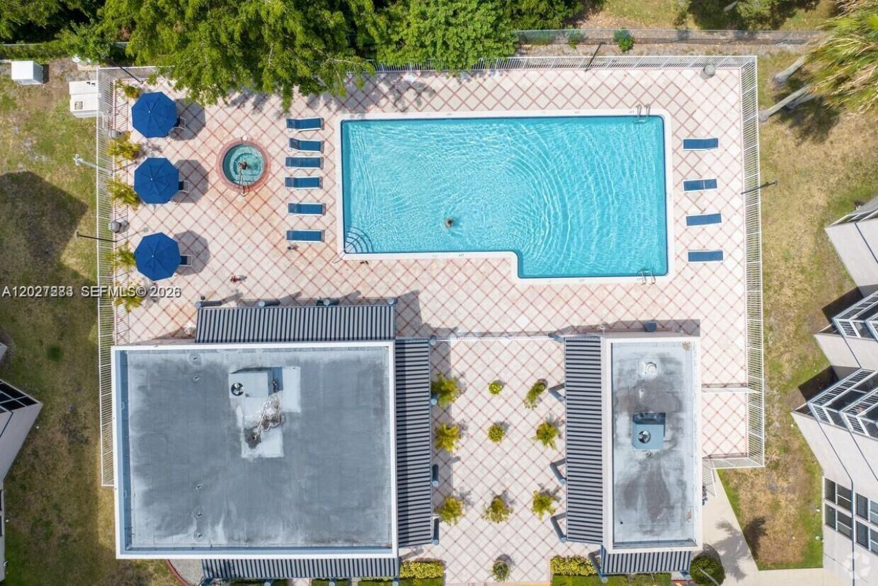 6995 NW 186th St, Unit E202, Hialeah, FL 33015 Photo