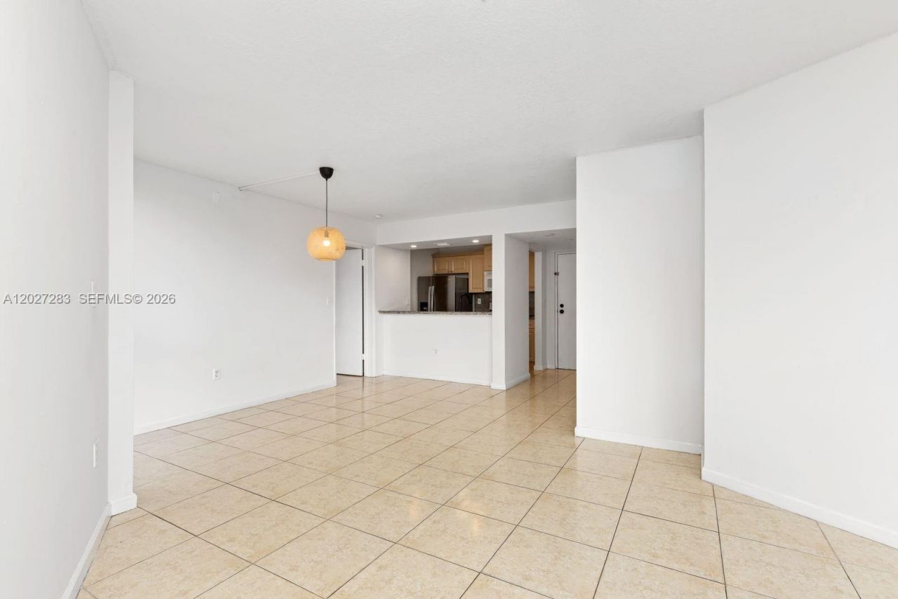 6995 NW 186th St, Unit E202, Hialeah, FL 33015 Photo