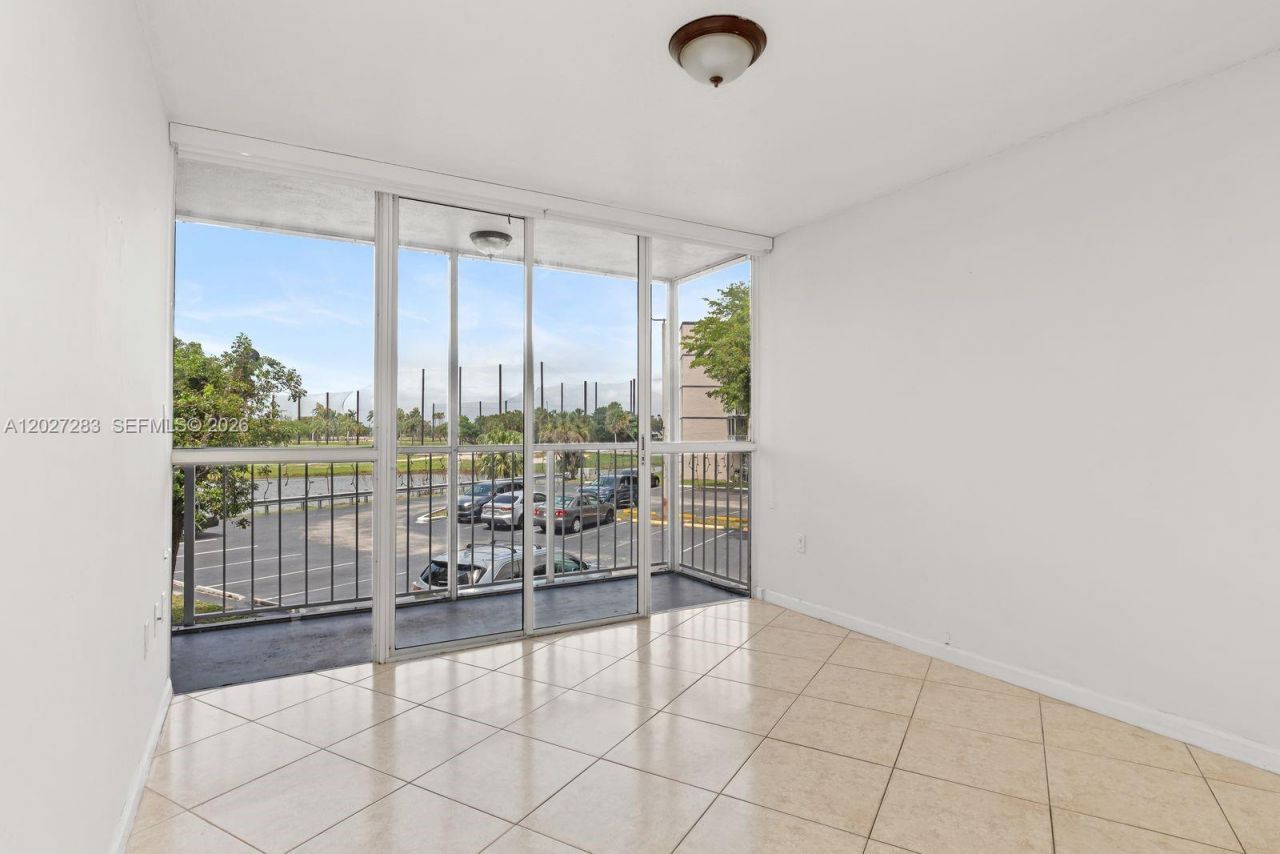 6995 NW 186th St, Unit E202, Hialeah, FL 33015 Photo