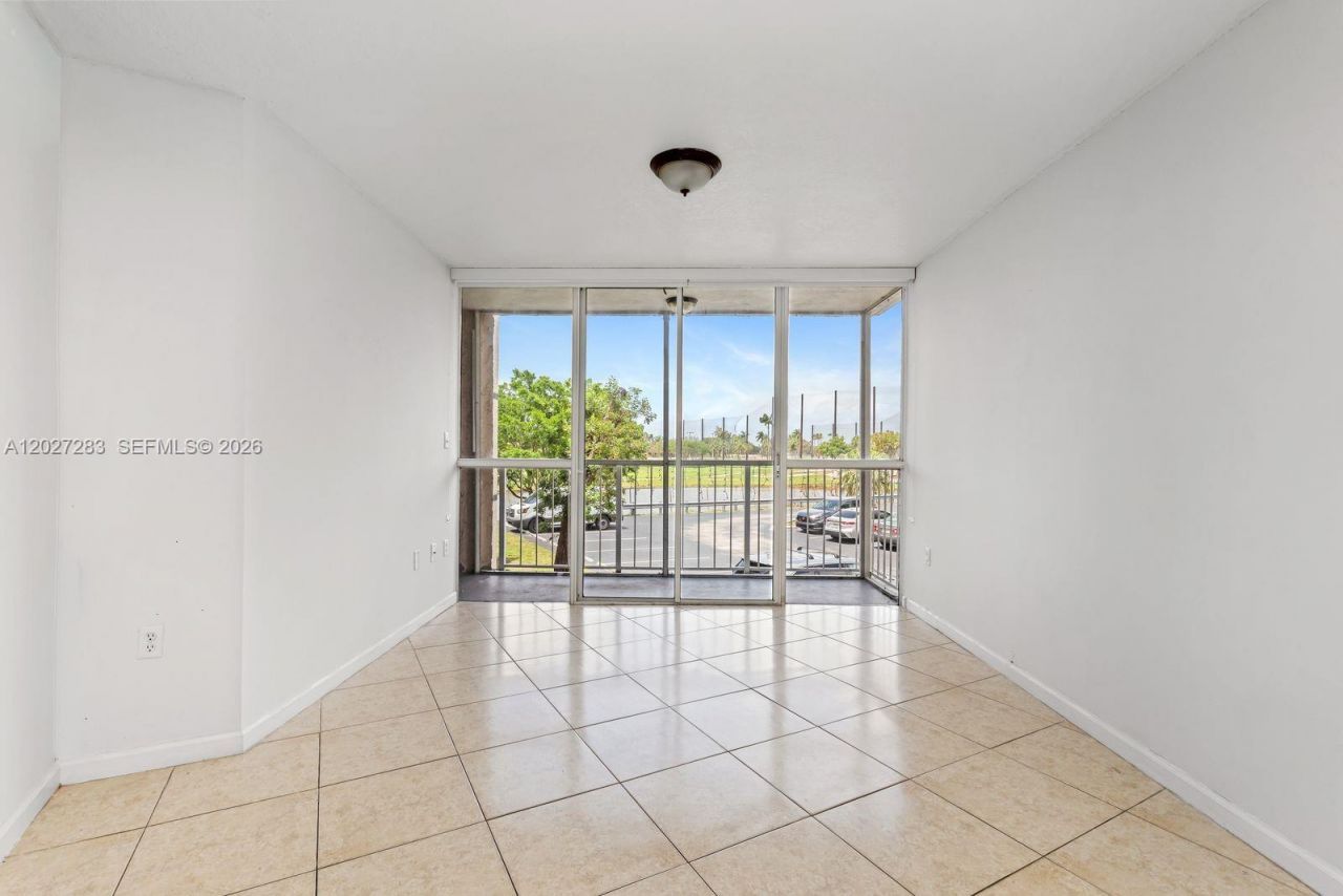 6995 NW 186th St, Unit E202, Hialeah, FL 33015 Photo
