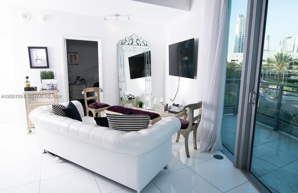 90 SW 3rd St, Unit TH301, Miami, FL 33130 Photo