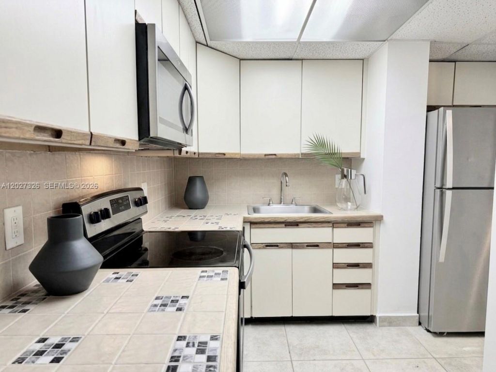 800 West Ave , Unit 924, Miami Beach, FL 33139 Photo
