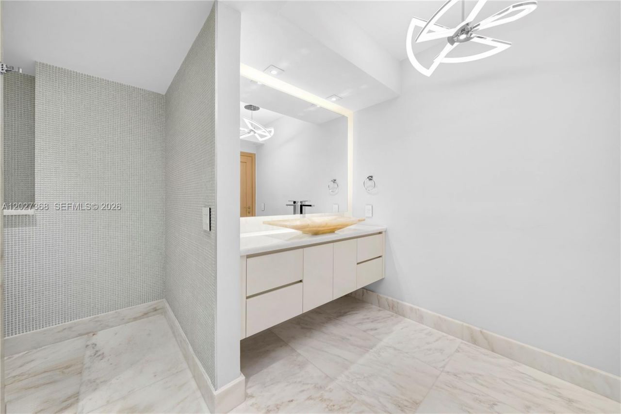 4779 Collins Ave , Unit 908, Miami Beach, FL 33140 Photo