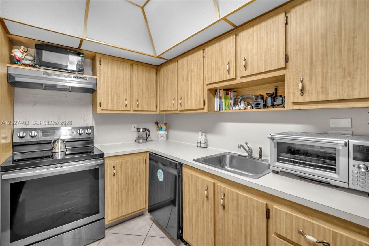 900 Saint Charles Place , Unit PH9, Pembroke Pines, FL 33026 Photo