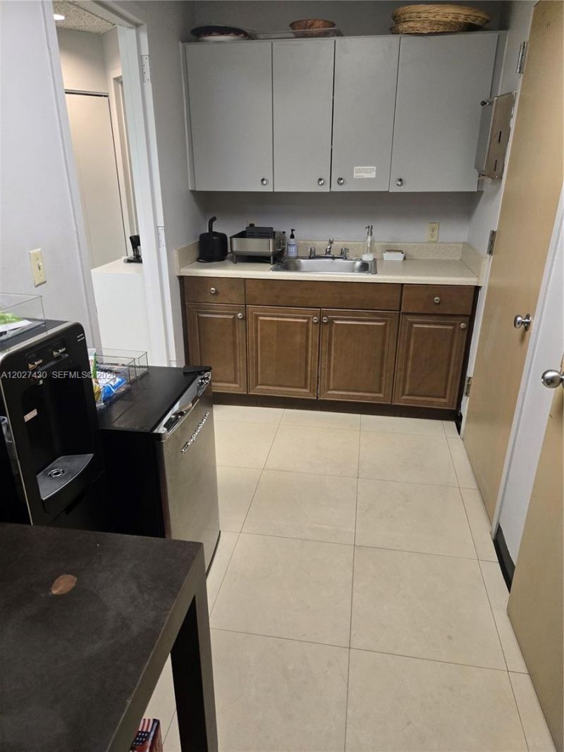 909 N Miami Beach Blvd , Unit 201, North Miami Beach, FL 33162 Photo