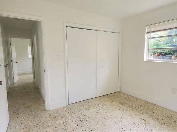 1032 SW 10th St , Miami, FL 33130