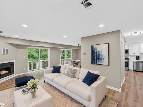 32 Woods Edge Dr, Roxbury, NJ 07876