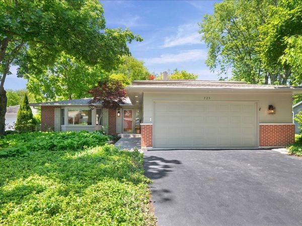725 Kenwood Avenue , Libertyville, IL 60048