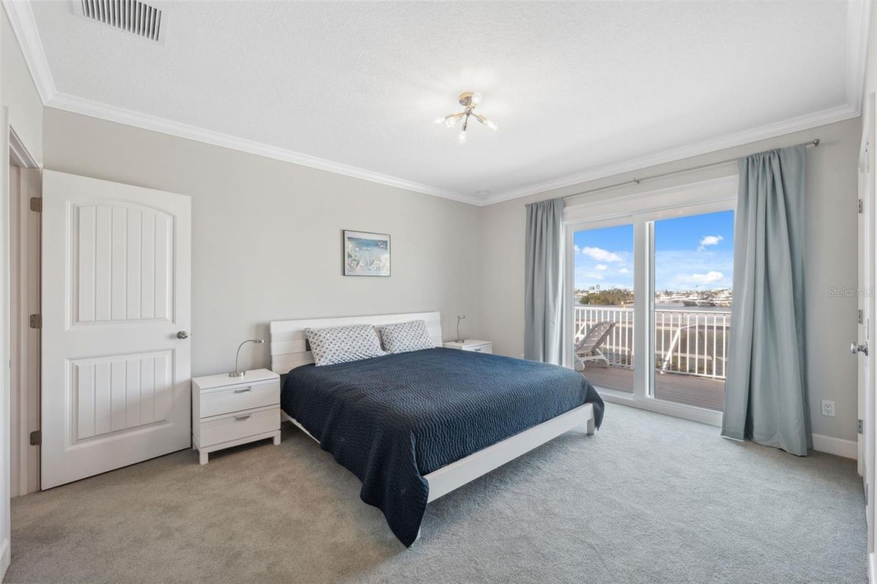 727 Key Royale Drive, Holmes Beach, FL 34217 Photo