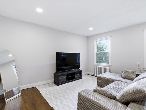 16 Edwards Street , Unit 3F, Roslyn Heights, NY 11577