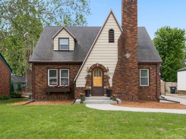 4300 Holland Drive, Des Moines, IA 50310