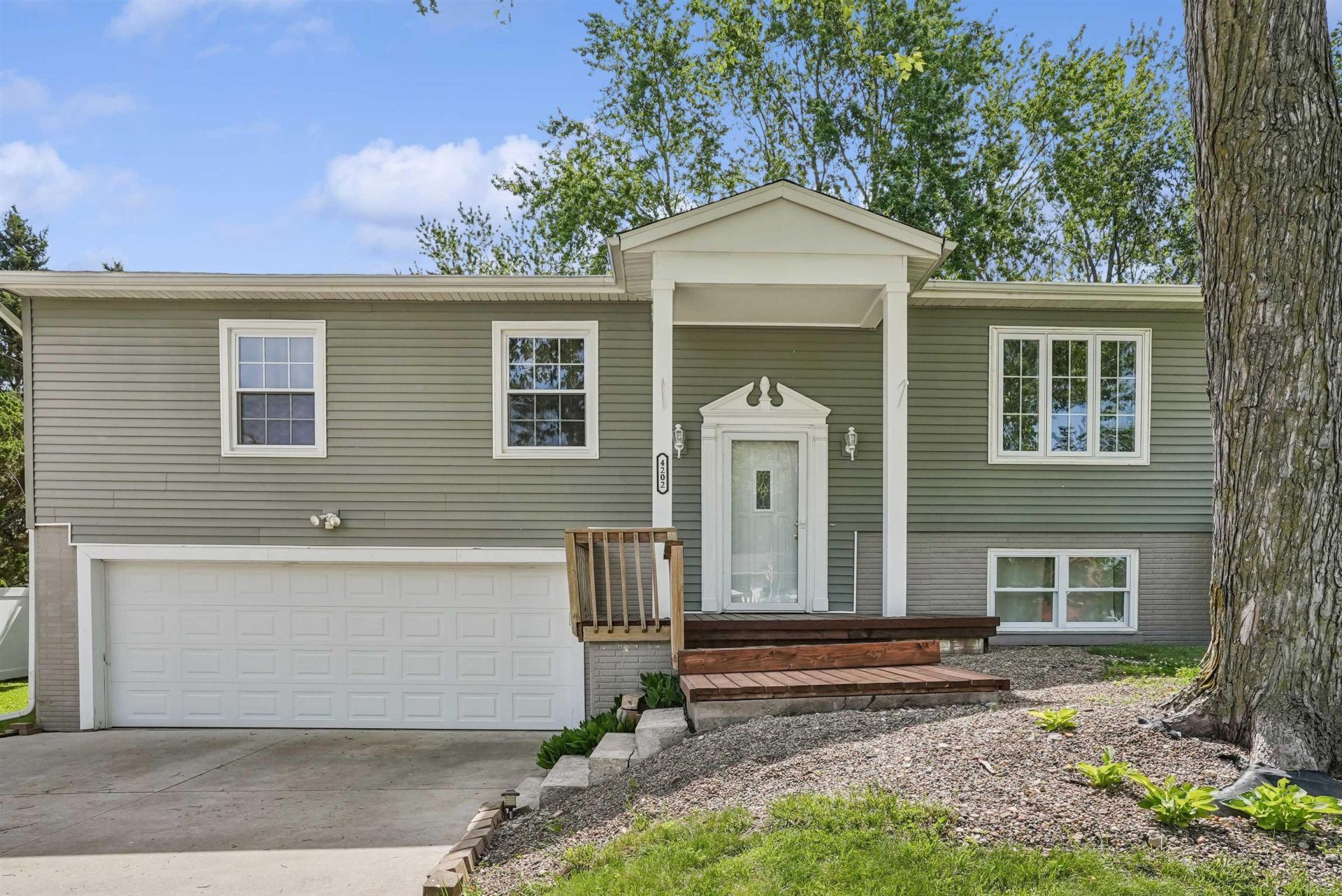 4202 Cardinal Drive, Cedar Falls, IA 50613 Main Photo