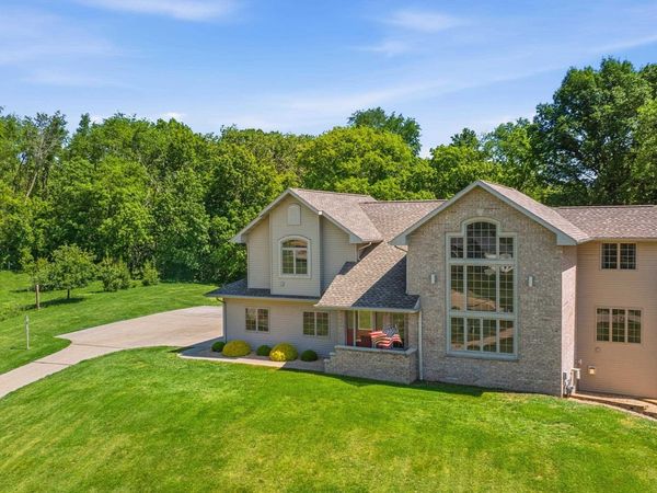 10294 Emberwood Drive, Dubuque, IA 52001
