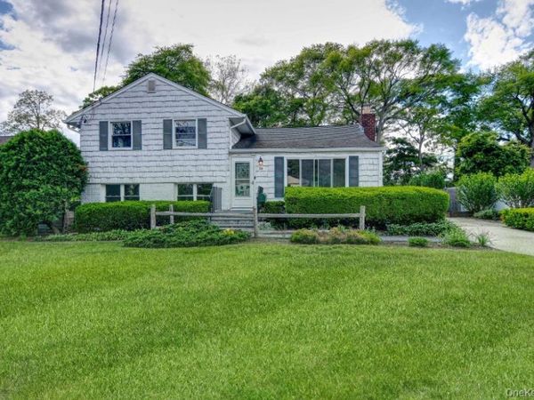 714 Tanglewood Road , West Islip, NY 11795