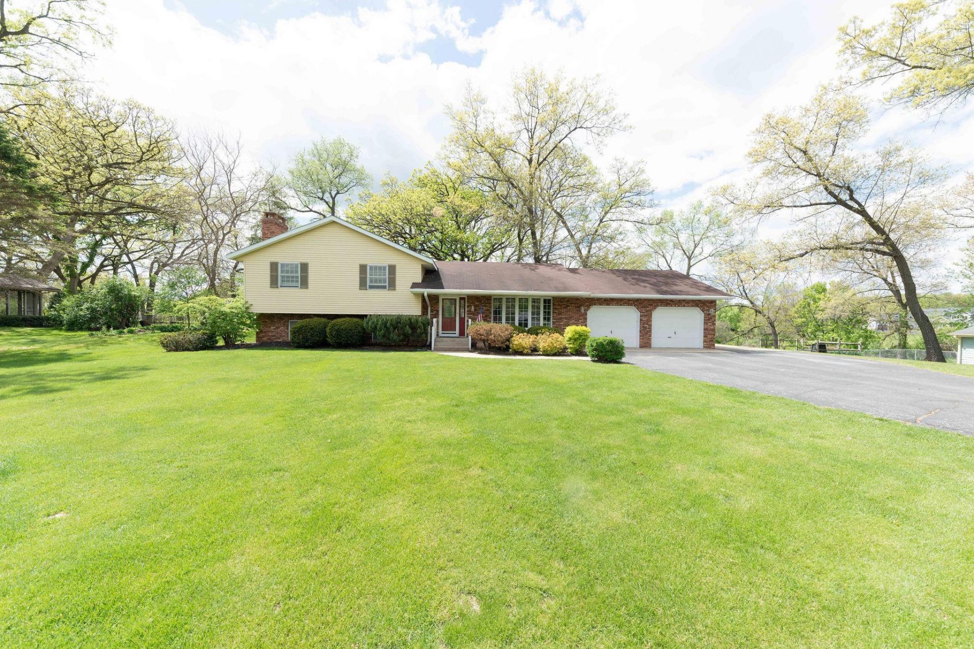 10594 Grover Oaks Road, ROSCOE, IL 61073