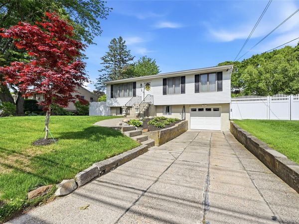 35 Randall Road , Shoreham, NY 11786