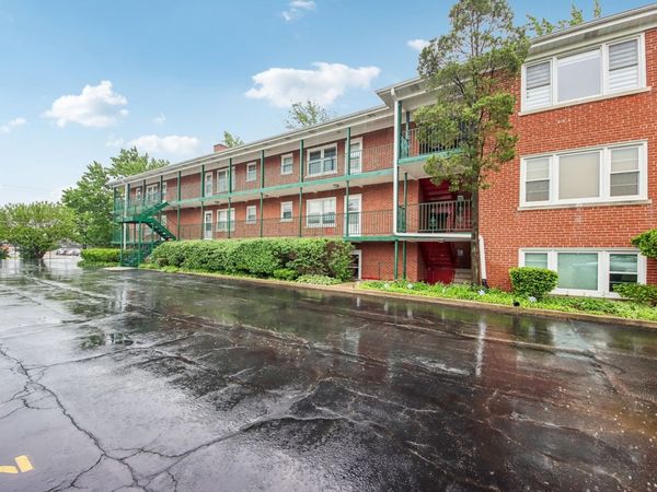 1855 Parkside Drive, Unit 8, Park Ridge, IL 60068