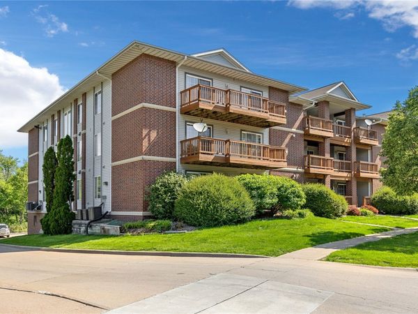 534 West Side Dr , Iowa City, IA 52246