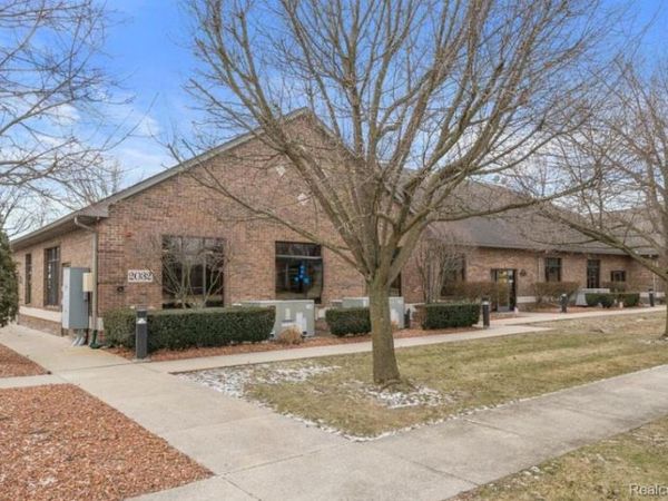 2032 E Square Lake Road , Troy, MI 48085