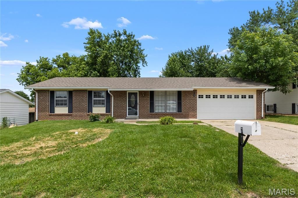 7 Sunnyfield Road , Saint Peters, MO 63376 Main Photo