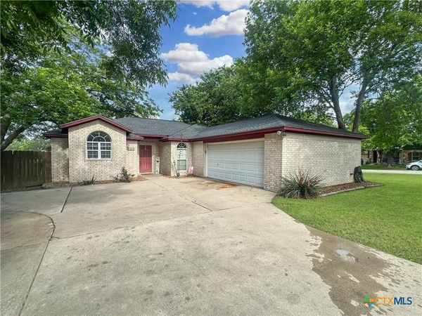 704 S Market Street , Flatonia, TX 78941