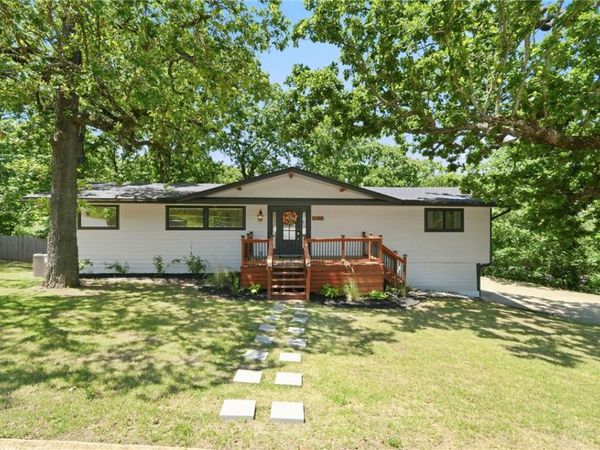 1143 N Oak Drive , Fayetteville, AR 72701